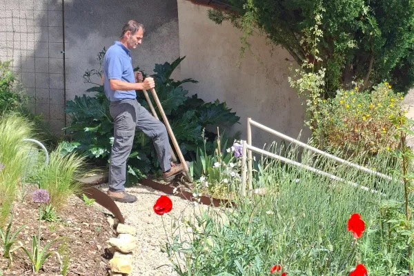 Jardin devant maison après mise en valeur par Christophe, plus fleuri et plus accueillant