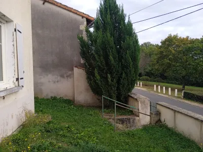 Vue avant mise en valeur du même jardin devant maison