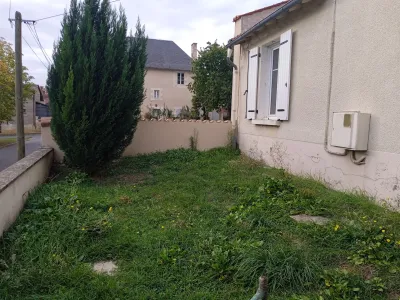 Jardin devant maison avant mise en valeur, avec herbes hautes et végétation à reprendre
