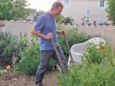 Christophe travaille dans le jardin devant maison pendant la mise en valeur