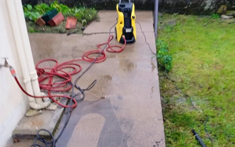Nettoyage de terrasse sans produit chimique, début d'intervention