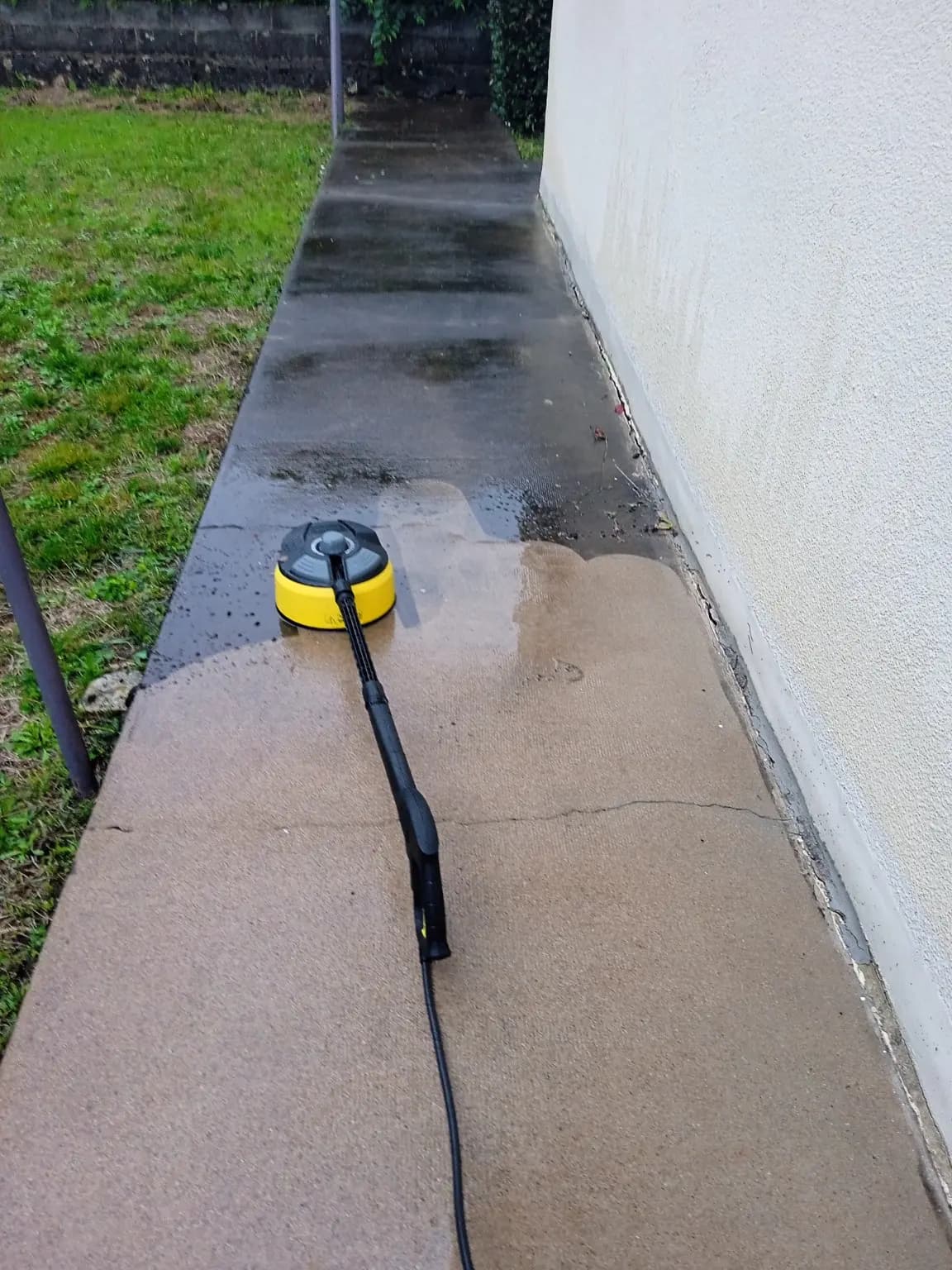 Nettoyage de terrasse sans produit chimique, surface en cours de nettoyage